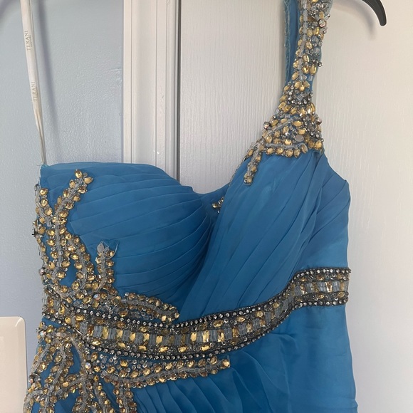 Terani couture dress (used very good condition). Size 8 with scarf - Picture 6 of 8